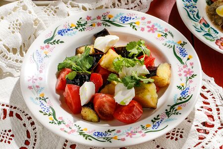 Салат с хрустящими баклажанами и сливочным сыром