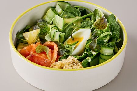 Боул со слабосоленым лососем, киноа и овощами