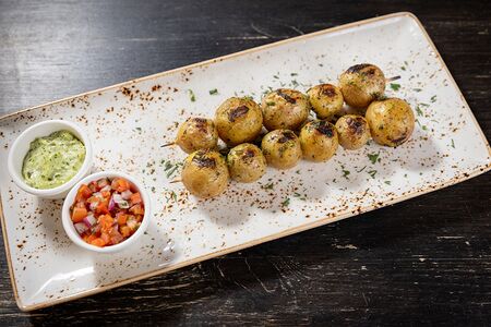 Молодой запеченный картофель с чесноком