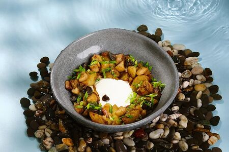 Жареный молодой картофель с лесными грибами