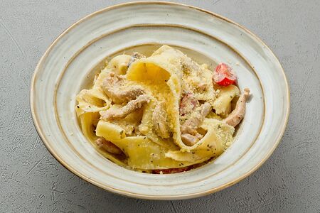 Сливочная паста паппарделле с курицей и шампиньонами