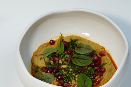 Хумус с лепешкой и травами