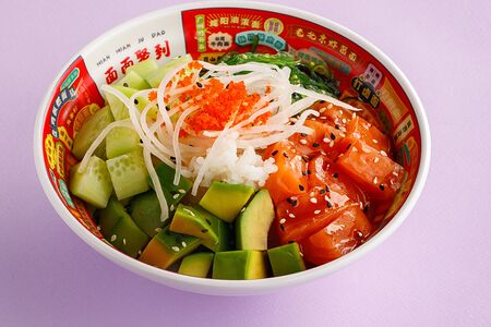 Донбури с форелью и авокадо