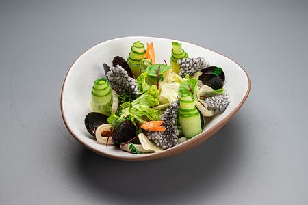 Салат с морепродуктами 