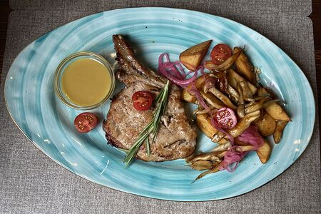 Стейк из свинины на косточке с картофелем