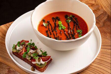 Томатный суп и брускетта с моцареллой, томатами черри и соусом песто 