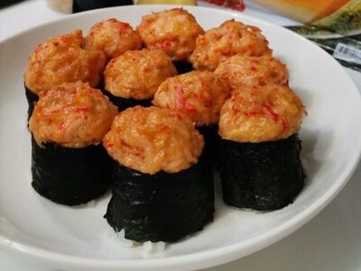 Гункан с мидиями и ореховым соусом