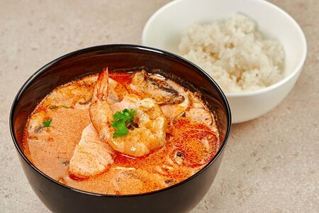 Суп Том Ям с лососем и креветками