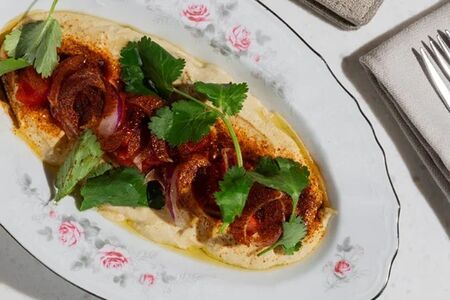 Хумус с томатами и пшеничной лепешкой 