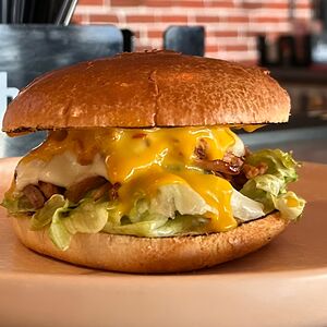 Бургер горчичный с рваной свининой