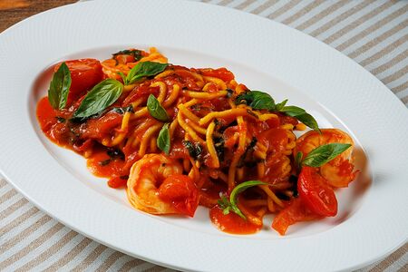 Спагетти с креветками в томатном соусе
