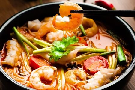 Том ям с креветками и кальмарами на кокосовом молоке