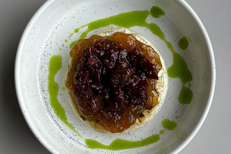 Камамбер с инжиром и орехами