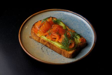 Smorrebrod с форелью, толченый картофель, красная икра