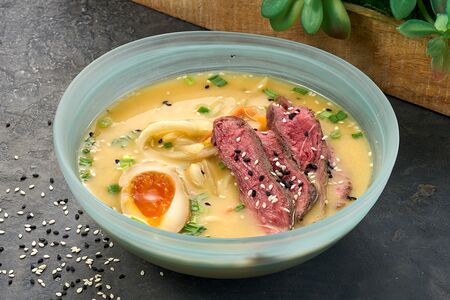 Сырный рамен с говядиной