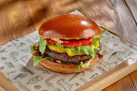 Чизбургер с печеным перцем и котлетой из мраморной говядины