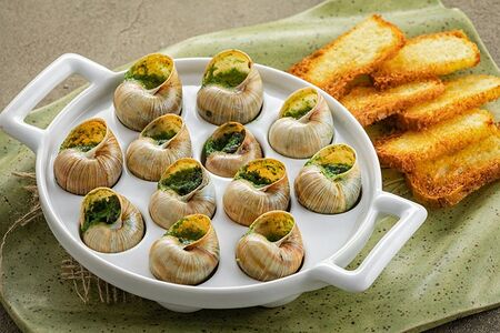 Улитки по-бургундски с крутонами из бриоши