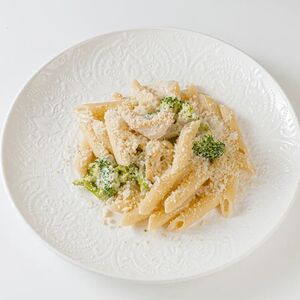 Пенне с цыплёнком и брокколи в сливочном соусе