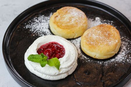 Сырники с малиной