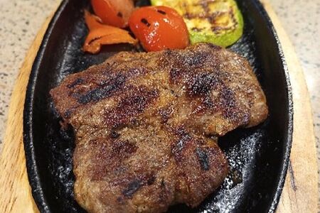 Шипящий стейк с овощами