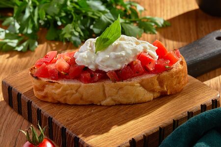 Брускетта с томатами и страчателлой