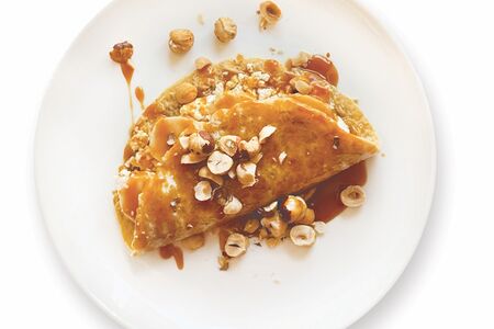 Овсяноблин с творогом, бананом и клубникой, под карамельным соусом