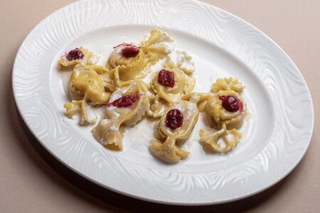 Равиоли с вишней и крем-чизом