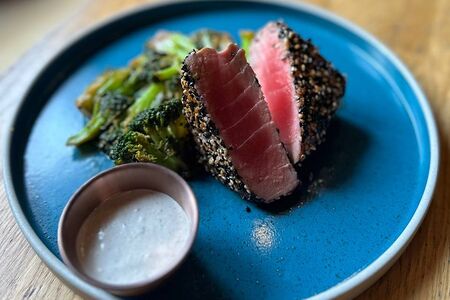 Стейк из тунца с брокколи в кунжутном масле