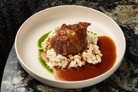 Щечки бычка под соусом демиглас с перлотто