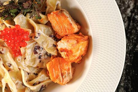 Фетучини с лососем в сливочном соусе и красной икрой