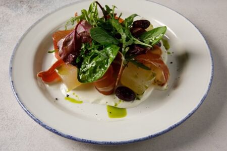 Пармская ветчина с дыней и вяленым виноградом