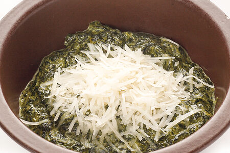 Шпинат со сливками и сыром пармезан
