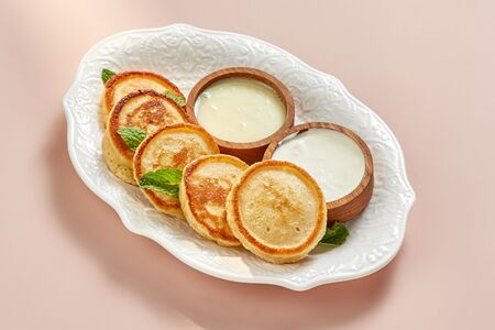 Бабушкины оладушки со сметаной