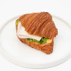 Круассан с окороком и сыром