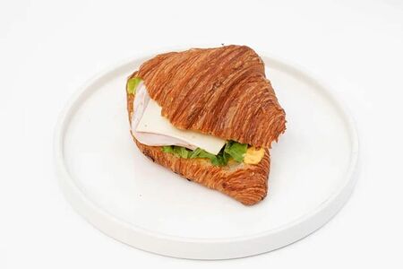 Круассан с окороком и сыром