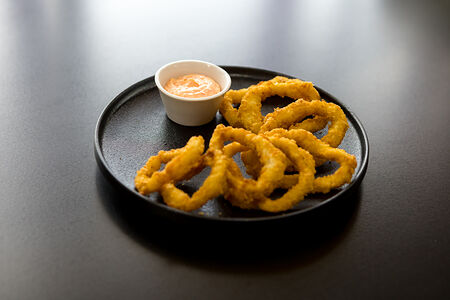 Кольца кальмара с соусом спайси