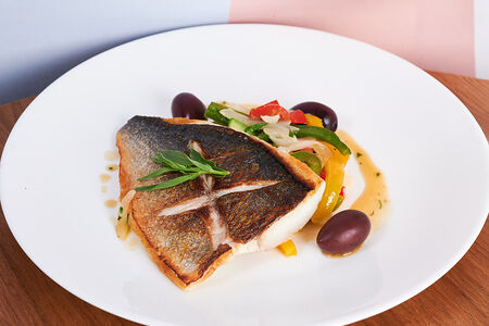Филе королевской дорадо на планше, южные овощи с черными оливками
