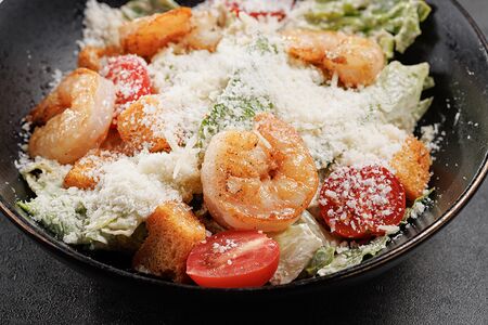 Салат Цезарь с тигровыми креветками