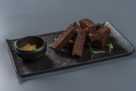Гренки бородинские с щучьей икрой