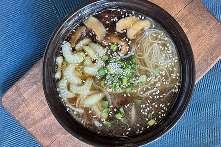 Тайский суп с лапшой и говядиной