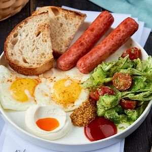 Завтрак с сосисками