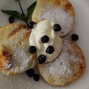 Сырники со сметаной и сахаром