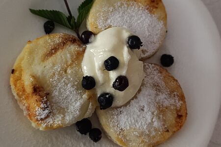 Сырники со сметаной и сахаром