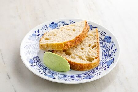 Хлеб Тартин с базиликовым кремом