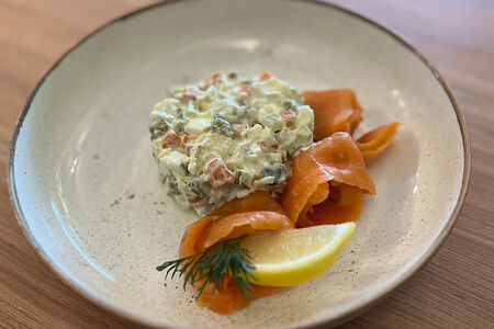 Салат Оливье с семгой