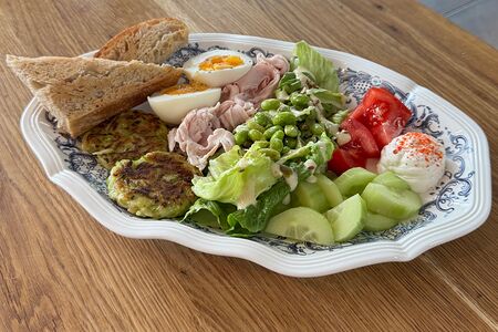 Зеленый завтрак с пастрами из индейки 