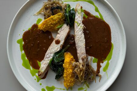 Куриная грудка с пшеном, вешенками и перечным соусом