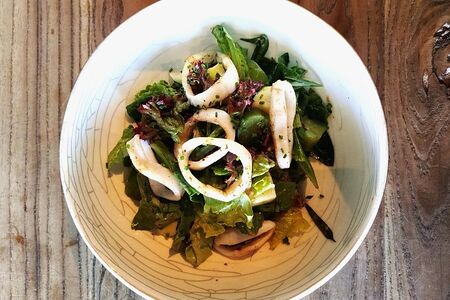 Салат с кальмаром и битыми огурцами