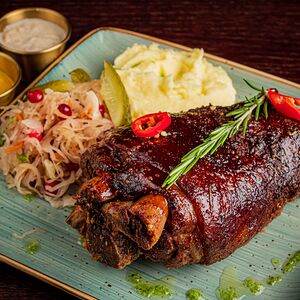 Рулька с картофелем айдахо и квашеной капустой