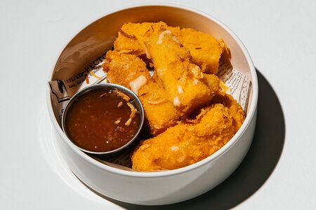 Сыр фри с кисло-сладким соусом 